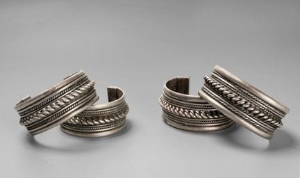 Quatre bracelets en argent, de style bédouin ou ég