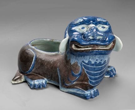 Récipient cérémoniel en porcelaine polychrome, Chi