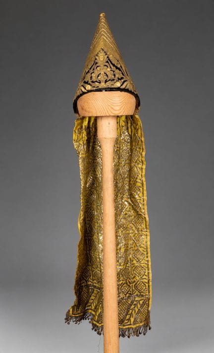 一顶刺绣头饰（杜卡），突尼斯，约1900年
呈锥形，采用深色天鹅绒制成，以金线绣有花卉图案。背面系有