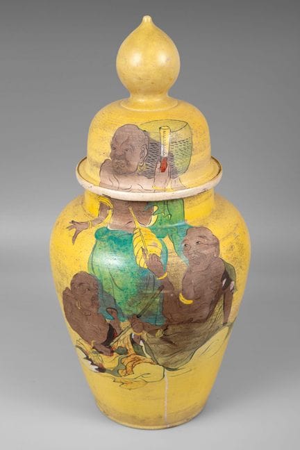 Récipient en céramique polychrome muni d’un couver