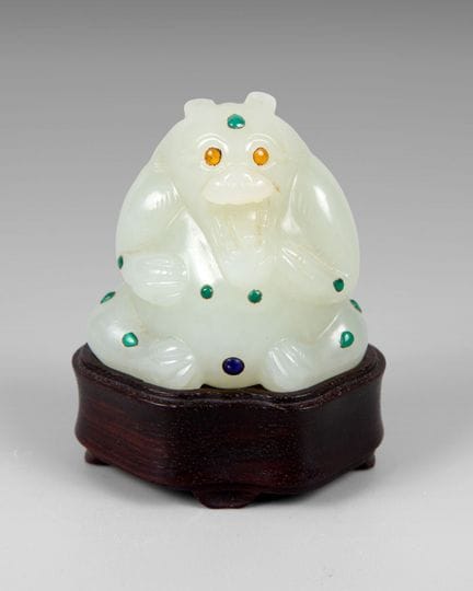 Une figurine finement sculptée en jade représentan