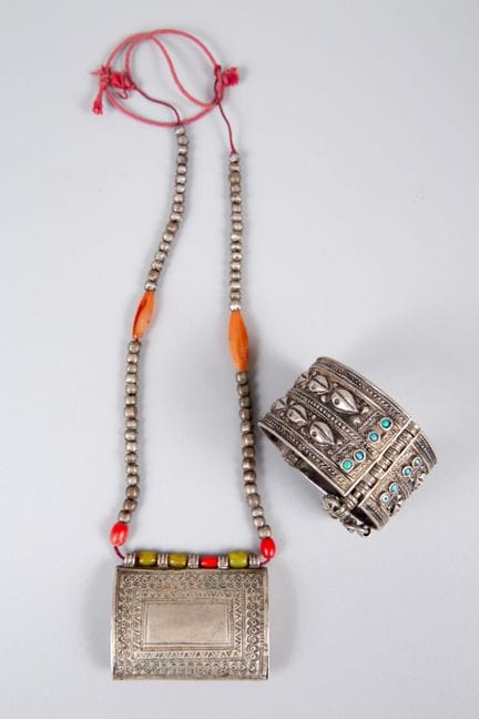 Un bracelet en argent et une amulette comportant d