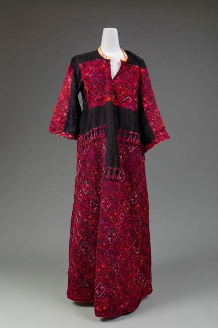 Robe brodée, Palestine, début du XXe siècle
En tis