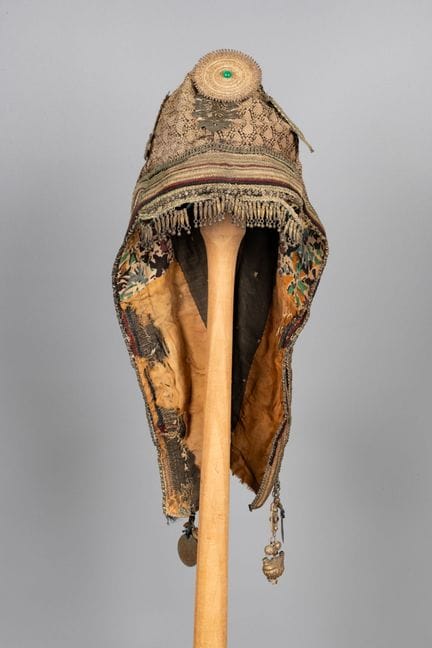 Capuche de mariée en velours brodé et ornements en