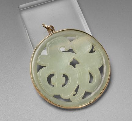 Grand pendentif en jade sculpté avec monture en or