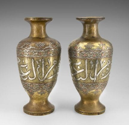 Paire de vases damascènes en cuivre incrustés d’ar