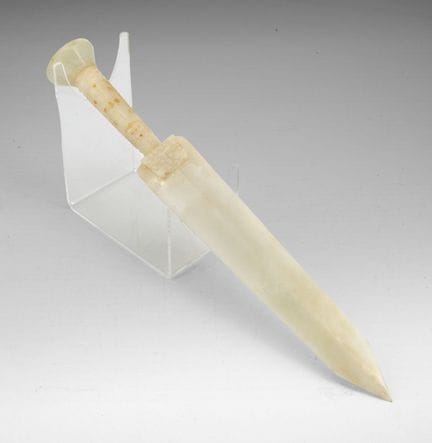 Une dague en néphrite blanche sculptée, de style d