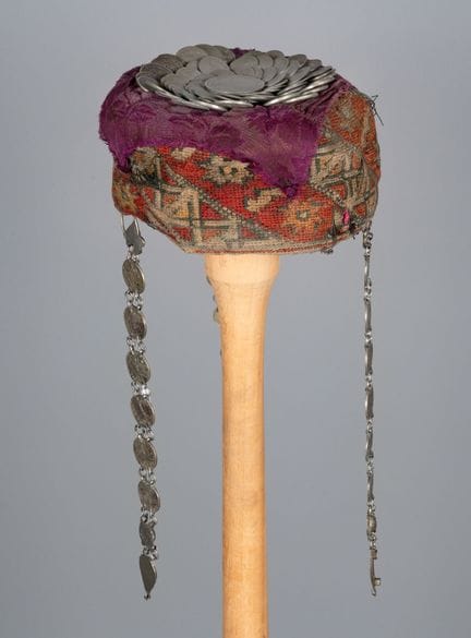 Une coiffe de mariée brodée (Wuqayat Darahim), Pal