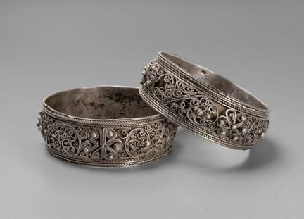 Paire de bracelets ethniques en filigrane d'argent