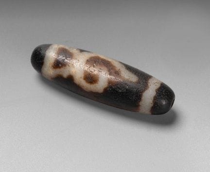 Une perle « dzi » antique en agate, Tibet
Ornée d'