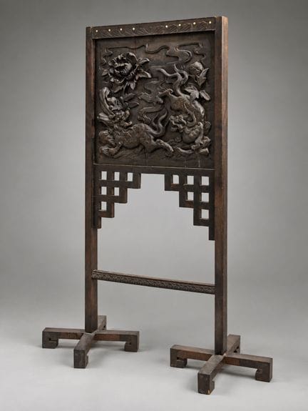 一件精美雕花木质与有机材料组合的落地屏风，日本江户时代（1603-1868）
屏风立于两根交叉的木质