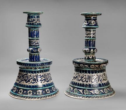 Paire de grands bougeoirs en porcelaine de style I