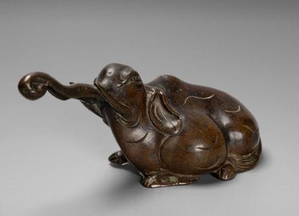 Figurine en bronze patinée de couleur brune représ