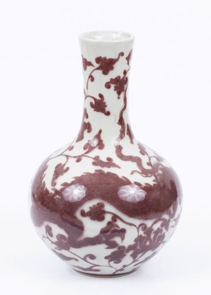 Vase chinois en porcelaine céladon orné d’un drago