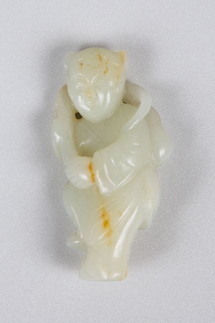 Figurine en jade sculptée représentant un garçon t