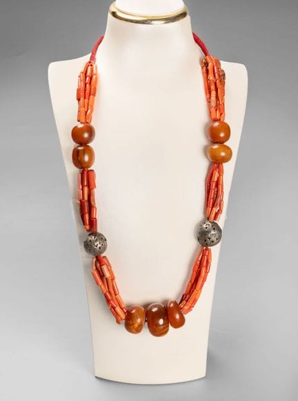 Collier de perles en corail, bakélite et filigrane