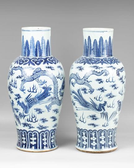 Paire de grands vases en porcelaine bleue et blanc