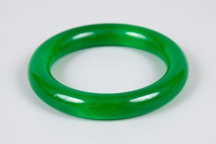 Un bracelet chinois sculpté (en jade ?)
Diamètre i