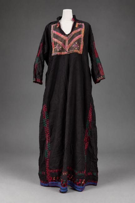 Vestido «thobe» de satén bordado, Palestina, princ