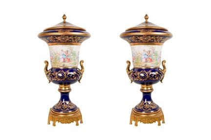 Paire de vases de style Sèvres, XXe siècle. Réalis