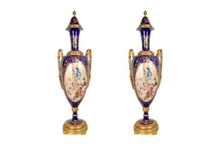 Paire de vases, style Sèvres, XXe siècle. Réalisés