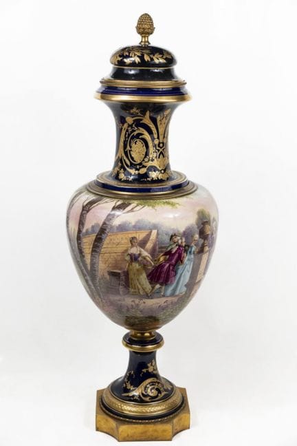 Vase avec couvercle, S. XIX. En porcelaine émaillé