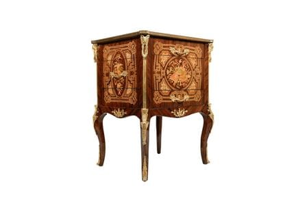 Commode de style Napoléon III. Réalisée en bois sc