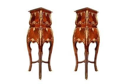Paire de socles de style Louis XV. Réalisés en boi