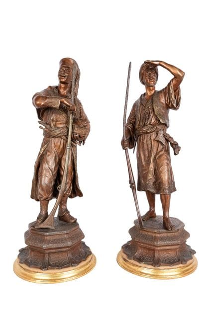 根据让-迪迪埃·德布（Jean-Didier Début，1824–1893）的设计制作。一对东方主