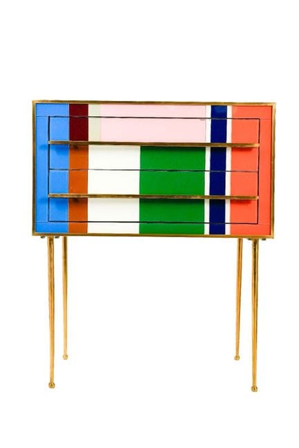 Commode design. Réalisée en bois avec une finition