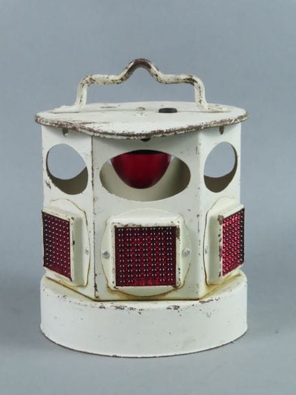[AUTOMOBILIA]. Lampe- lanterne de chantier en tôle