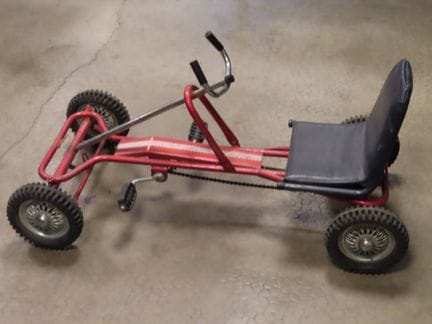 Kart d'enfant à pédales, structure laquée rouge. L