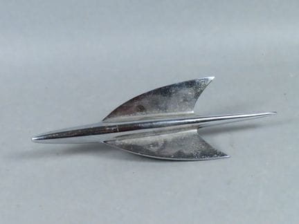[AUTOMOBILIA]. Großes Auto-Maskottchen in Form ein