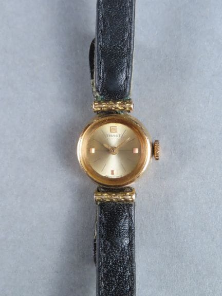 TISSOT. Elégante montre bracelet de dame, le boîti