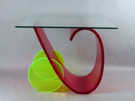 Table basse, le piètement en plastique thermoformé