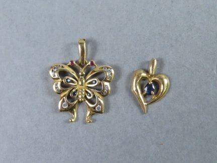 Réunion de deux pendentifs en or jaune (750‰) et s