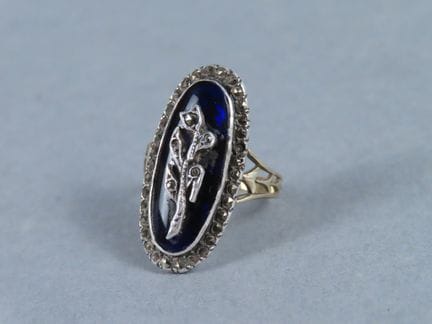 Bague marquise ancienne, la monture partiellement 