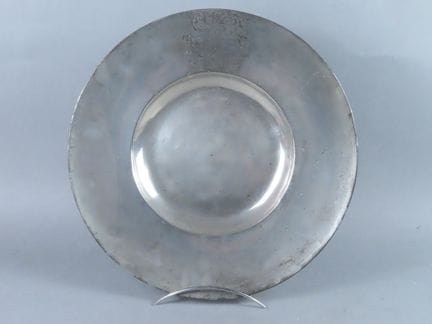 LOIR à Paris (XVIIe siècle). Grand plat en étain d