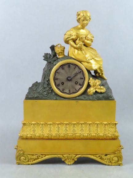 Pendule romantique en bronze ciselé, doré et patin