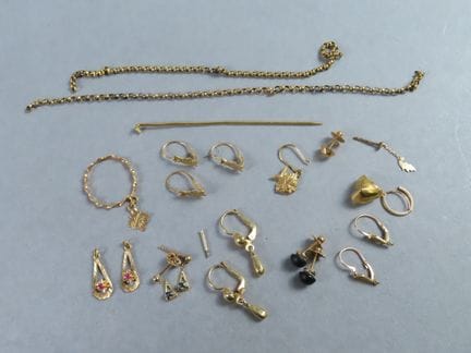 Conjunto de diversas piezas de joyería de oro amar