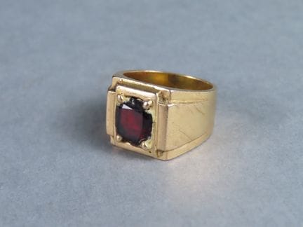Bague chevalière en or jaune (750‰), sertie d'un g