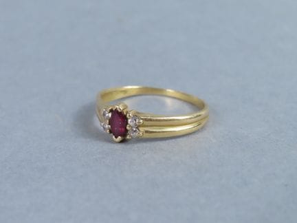 Bague, la monture en or jaune (750‰; poinçon tête 