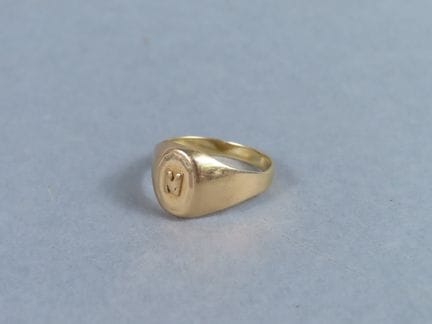 Chevalière en or jaune (750‰). P. = 3,08 g.; TDD: 