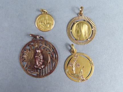 Réunion de 4 médailles religieuses en or jaune (75