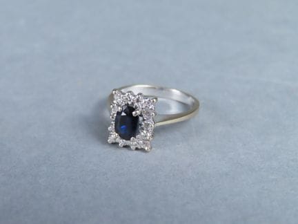 Bague en or blanc (750/00, tête d'aigle), le panie