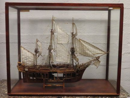 Maquette navale en écorché du HMS Bounty, sous vit