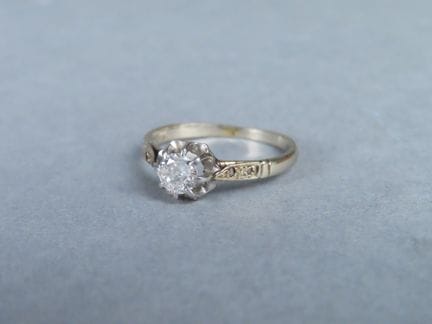 Bague Art Déco en or blanc (750/00) serti d'un dia