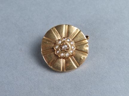 Petite broche circulaire en or jaune (750‰; poinço