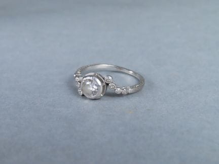 Bague Art déco en platine (tête de chien), ornée d
