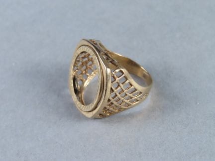 Monture de chevalière en or jaune (375‰), ajourée.